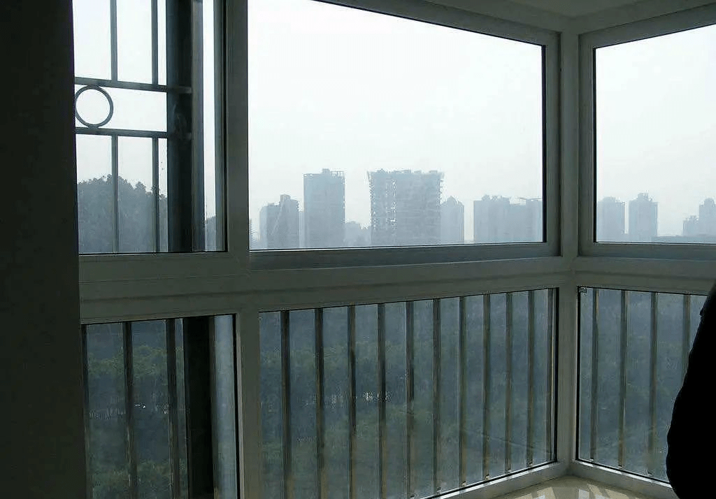 陽(yáng)臺(tái)下雨滲水怎么辦？維修師傅哪里找？